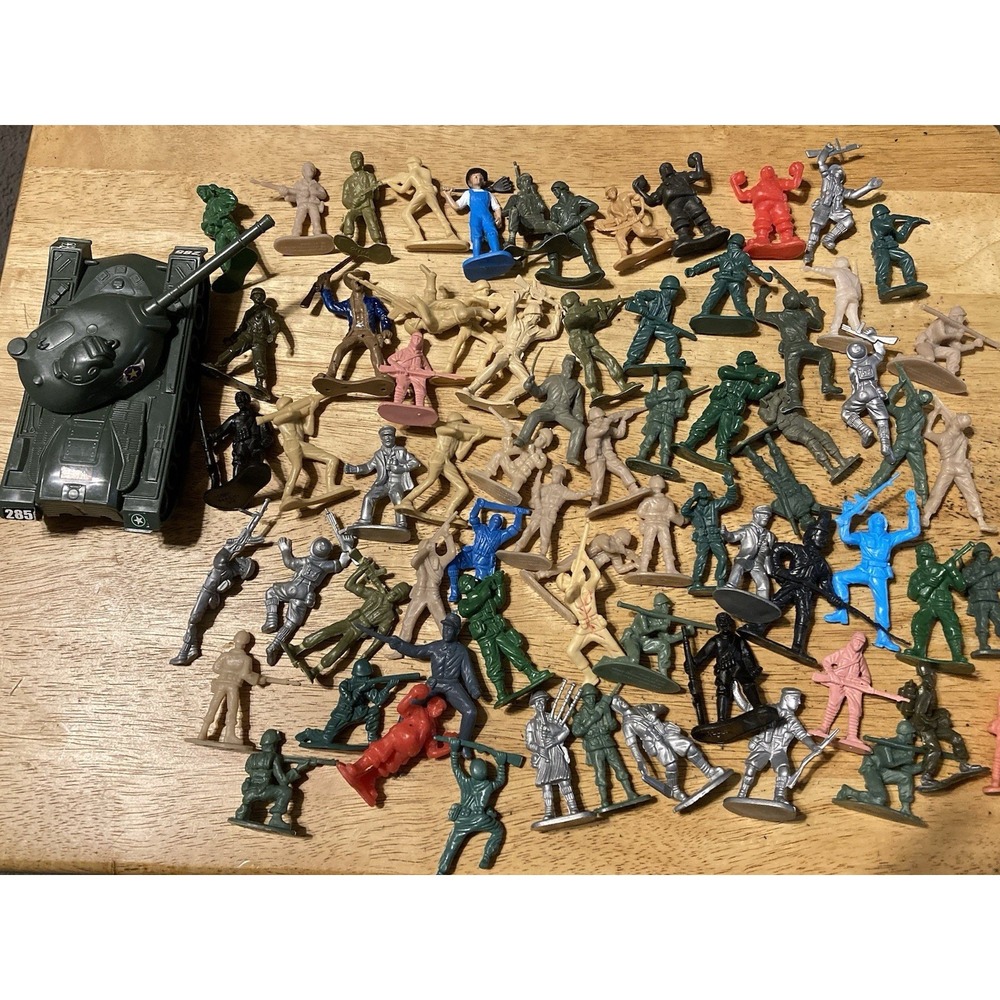 Army‎ Men with Tank Green & Tan Plastic  ( Lot of 75+ pieces)